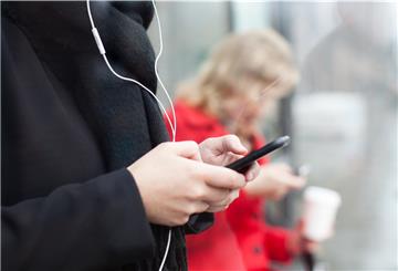 Ein Sinnbild dieser Zeit: Menschen, die auf Smartphones starren.