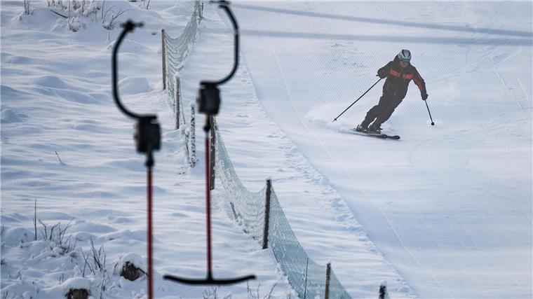 Gastgeber im Harz trotz wenig Schnee mit Winter zufrieden Ein Skifahrer fährt über die Piste.