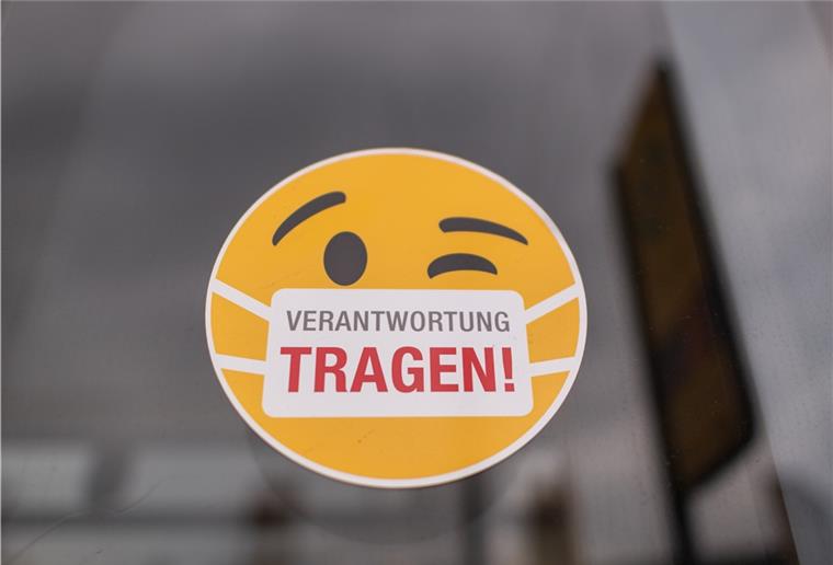 Niedersachsen will an Maskenpflicht und Abstandsregeln festhalten Ein Smiley-Aufkleber mit einem Mundschutz und der Aufschrift „Verantwortung tragen" klebt an einer Scheibe einer Straßenbahn.