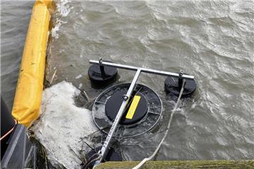 Ein sogenannter Skimmer im Einsatz: Am Ende einer Ölsperre wird das gesammelte Ö...