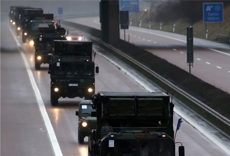 Fünf US-Konvois durch Bremerhaven Ein solcher Konvoi der US-Amerikaner hat sich am Dienstagabend auf den Weg von Bremerhaven nach Osteuropa gemacht.