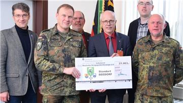 Ein solches Ergebnis hat es am Bundeswehr-Standort Seedorf noch nie gegeben: Insgesamt 21 963 Euro warb die Truppe bei einer Haus-, Straßen- und Kasernensammlung für den Volksbund ein. 