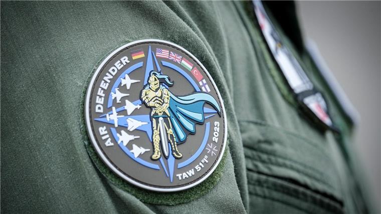 Strack-Zimmermann: Mit „Air Defender“ in Realität angekommen Ein Soldat trägt ein Abzeichen des internationalen Luftwaffen-Manövers „Air Defender 2023“.
