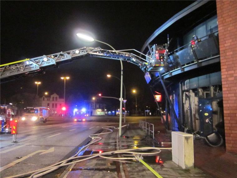 Lkw, Auto und Sonnenstudio brennen lichterloh: Feuerwehr im Dauereinsatz Ein Sonnenstudio an der Langener Landstraße brannte am Dienstagabend in voller Ausdehnung.