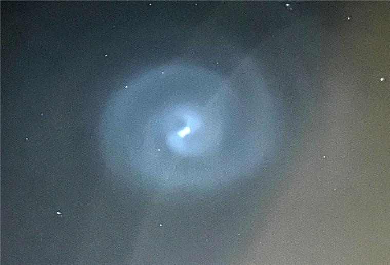 Mysteriöse Lichter über Deutschland: Was steckt hinter der Spiralwolke? dpatopbilder - 25.03.2025, Schleswig-Holstein, Ahrensburg: CROP - Ein spiralförmiges Lichtphänomen ist am Himmel nördlich von Hamburg zu sehen (Wiederholung mit veränderten Bildausschnitt). Abgelassener Treibstoff einer Falcon-9-Rakete hat am Montagabend für einen sichtbaren Spiralwirbel am Himmel über Deutschland gesorgt. Foto: Nick Ehlers/dpa +++ dpa-Bildfunk +++