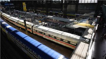 Ein Sprecher der Deutschen Bahn zeigte sich zuversichtlich, dass sich der Zugverkehr im Laufe des Tages vollständig normalisiert. 