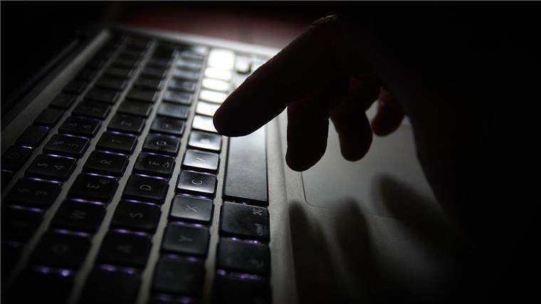„Spiegel“: Schwachstelle bei Online-Personalausweis entdeckt Ein Sprecher des Chaos Computer Clubs (CCC) bestätigte dem „Spiegel“, dass der Hacker einen kritischen Punkt im eID-Verfahren auf mobilen Geräten aufgezeigt habe.