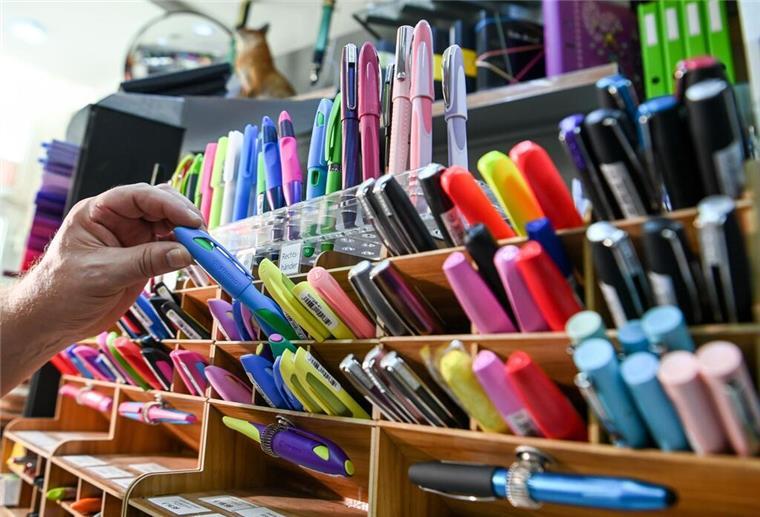 Jetzt 130 Euro kassieren! Bürgergeld-Empfänger sollten aktiv werden Stifte in unterschiedlichen Farben werden in einem Papierwarenladen mit Schulbedarf angeboten