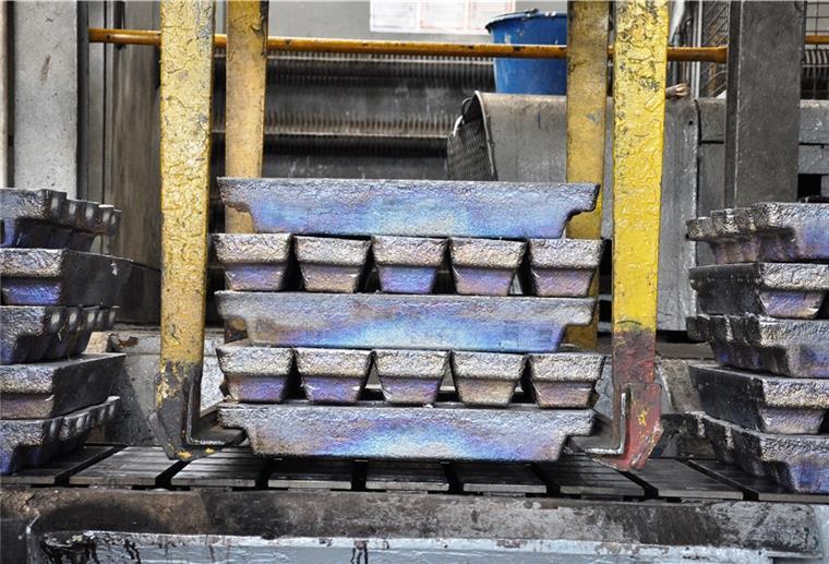 Bleibelastung: Behörden stimmen sich nicht ab Ein Stapel Bleibarren, der frisch aus der Raffination kommt. Blei ist ein für verschiedene industrielle Anwendungen wichtiges Metall. Doch in zu hoher Konzentration ist Blei auch ein Umweltgift.