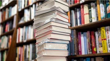 Ein Stapel Bücher liegt in einer Buchhandlung.