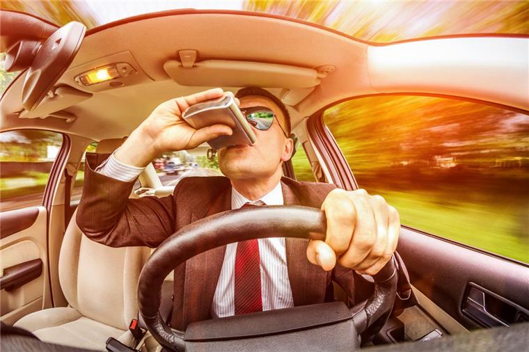 Über 2,6 Promille: Betrunkener Senior schrottet im Cuxland sein Auto Ein stark alkoholisierter Autofahrer hat in Hechthausen einen Unfall verursacht.