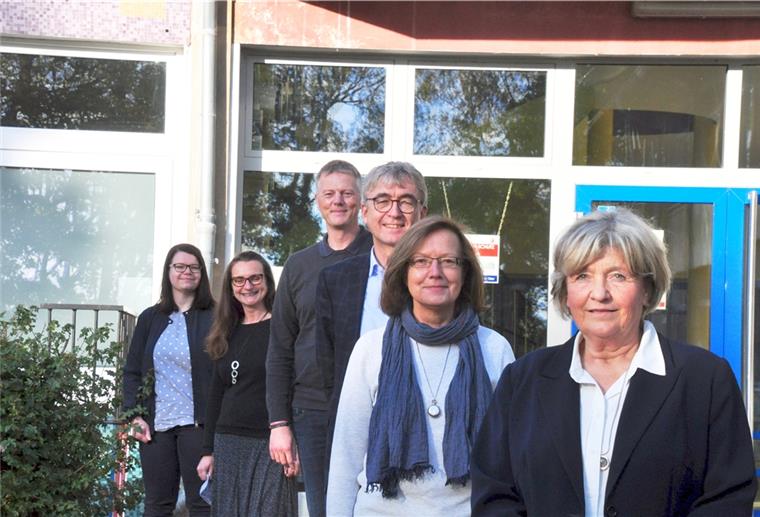 Oberschule Geestmünde hilft bei der Berufsorientierung Ein starkes Team (von rechts): Sonderpädagogin Vera Mangels, Berufsberaterin Evelyn Vöge-Sturm, Arbeitsagentur-Leiter Joachim Ossmann, Stephan Penning (stellvertretender Schuldirektor), Schulleiterin Ana Isabel Hüller und Jahrgangsleiterin Ina Grieff.