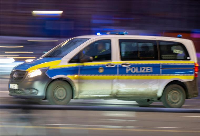 SEK-Einsatz am Klinikum Bremen-Nord: Mann mit Gewehr gemeldet Ein Polizeiauto fährt mit Blaulicht zu einem Einsatz.