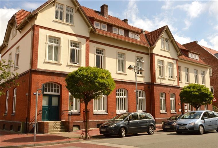 Ein stattliches Gebäude aus der Gründerzeit ist die Alte Post an der Bahnhofstraße. Die Eigentümer Claudia und Harald Peplau wollen das Haus nun verkaufen.