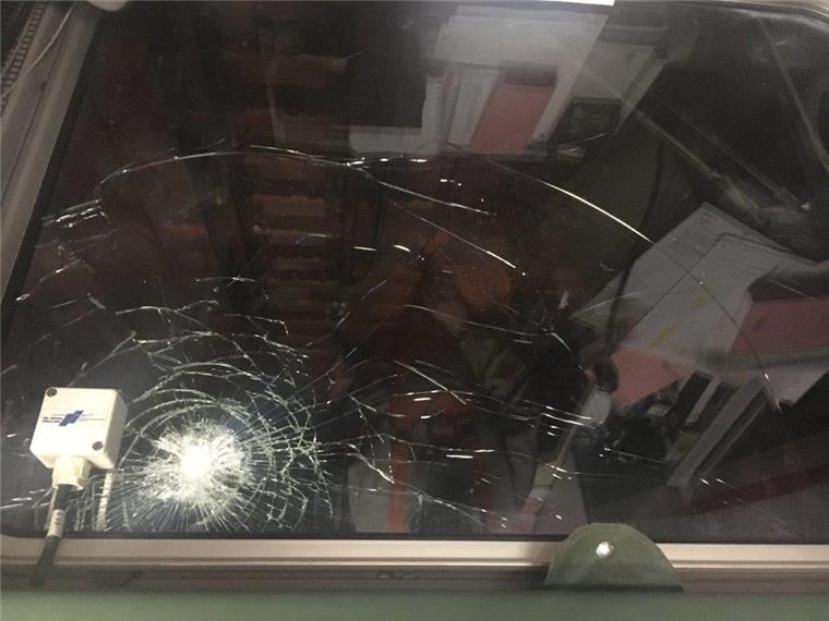 Kreis Rotenburg: Stein in Frontscheibe von Lokomotive geworfen Ein Stein ist am Dienstag auf der Frontscheibe einer Lok in Rotenburg gelandet.