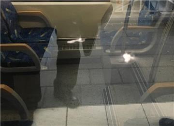 Ein Steinewerfer hat bei Delmenhorst auf eine Scheibe gezielt und einen Nordwest-Triebwagen beschädigt.