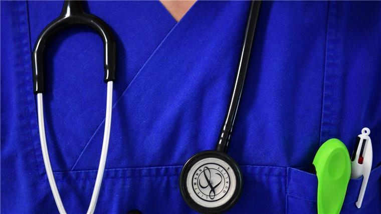 Ärztekammer: „Unser Gesundheitssystem ist in Gefahr!“ Ein Stethoskop hängt um den Hals eines Arztes.
