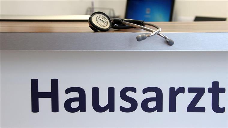 Hausärzteverband fordert Verdoppelung der Landarztquote Ein Stethoskop liegt in der Praxis eines Hausarztes.