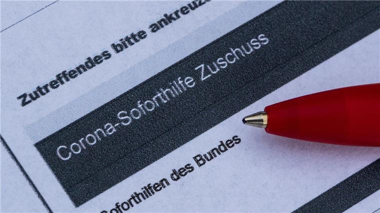 Rückzahlungsfrist für Corona-Soforthilfen verlängert Ein Stift liegt auf einem Antrag für den Corona-Soforthilfe-Zuschuss.