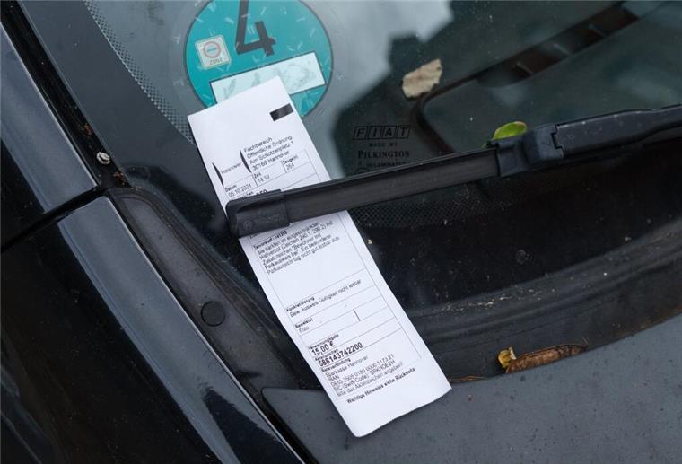 Knöllchen-Fiasko: Bremen lässt sich eine halbe Million Euro entgehen Ein Strafzettel klemmt hinter einem Scheibenwischer (Symbolbild).