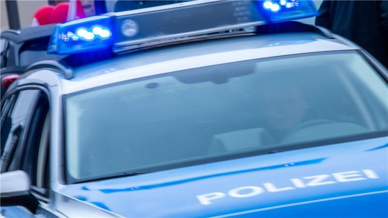 Metallplatten von KZ-Gedenkstätte beschädigt Ein Streifenwagen der Polizei ist mit Blaulicht im Einsatz.