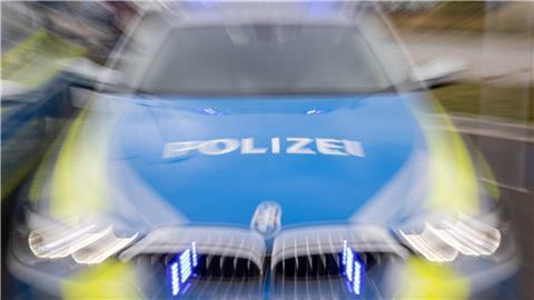 Ein Streifenwagen der Polizei mit eingeschaltetem Blaulicht.