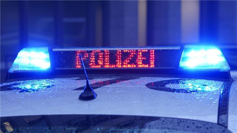 Mann mit Waffe auf Schulgelände in Bremen Ein Streifenwagen der Polizei mit eingeschaltetem Blaulicht.