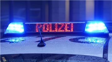 Ein Streifenwagen der Polizei mit eingeschaltetem Blaulicht.