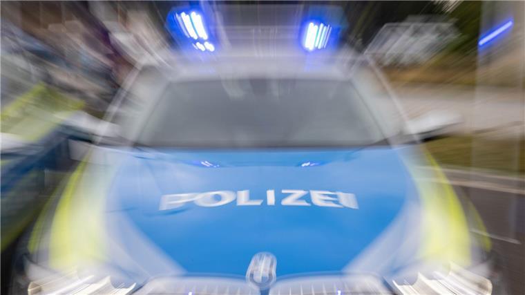 Steinwürfe auf Flüchtlingsunterkunft: Zeugenaufruf Ein Streifenwagen der Polizei mit eingeschaltetem Blaulicht.