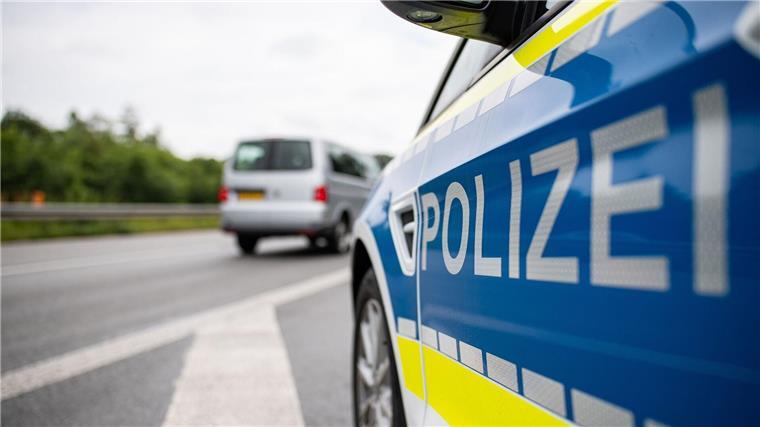 Busfahrer kommt in eineinhalb Stunden dreimal von Straße ab Ein Streifenwagen der Polizei steht auf einer Straße.