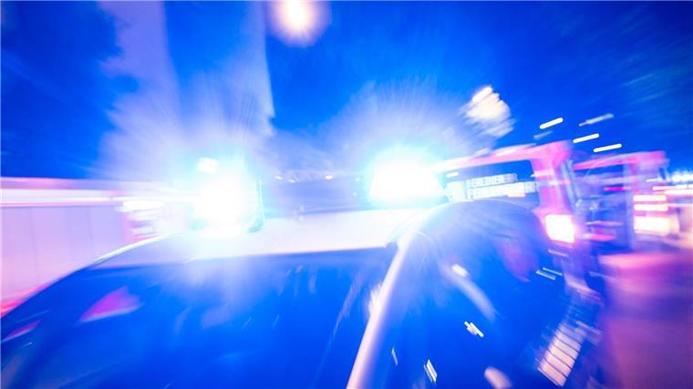 Polizist wird bei Verhaftung eines Reichsbürgers verletzt Ein Streifenwagen der Polizei steht mit Blaulicht an einem Einsatzort.