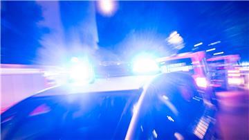 Ein Streifenwagen der Polizei steht mit Blaulicht an einem Einsatzort.