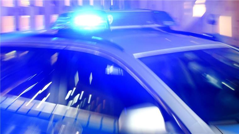 Betrunken hinterm Steuer: Mutter baut Unfall mit Baby Ein Streifenwagen der Polizei steht mit eingeschaltetem Blaulicht auf der Straße.