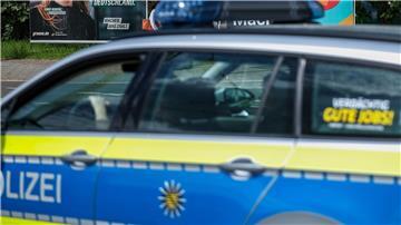 Ein Streifenwagen der sächsischen Polizei fährt an Wahlplakaten von Grünen (l-r), CDU und SPD vorbei.