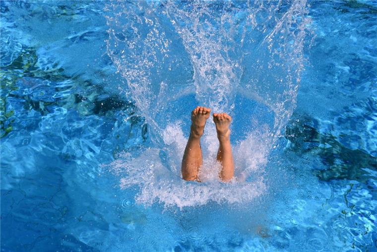 Bremervörde: Mann schubst Bademeister ins Schwimmbecken Ein Streit zwischen einem Mann und einem Bademeister in Bremervörde eskalierte.