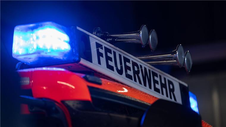 Strohlager gerät in Brand - Schaden in sechsstelliger Höhe Ein Strohlager in Bösel gerät in Brand, Ackerschlepper und Anhänger werden zerstört - der Schaden dürfte laut Polizei mindestens sechsstellig sein. (Symbolbild)