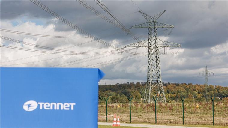 Ein Strommast der Höchstspannungsleitung Wahle steht während der Inbetriebnahme der ersten beiden Abschnitte der Höchstspannungsleitung Wahle am Tennet Umspannwerk.