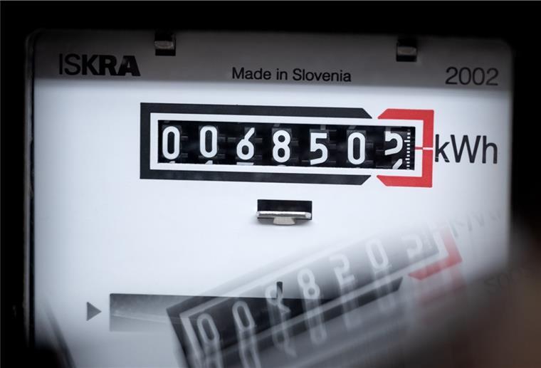 Strom, Gas & Co: So finden Bauherren den richtigen Anbieter Ein Stromzähler zeigt die verbrauchten Kilowattstunden an.