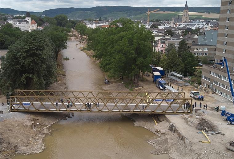 Ein Zeichen der Hoffnung: Neue Brücke für Bad Neuenahr-Ahrweiler Die Behelfsbrücke, die in Bad Neuenahr vom Technischen Hilfswerk (THW) an der Stelle errichtet wurde, an der die Markgrafenbrücke von der Flut zerstört wurde, ist fertiggestellt. Ab Montag kann der Autoverkehr die Brücke über die Ahr nutzen.