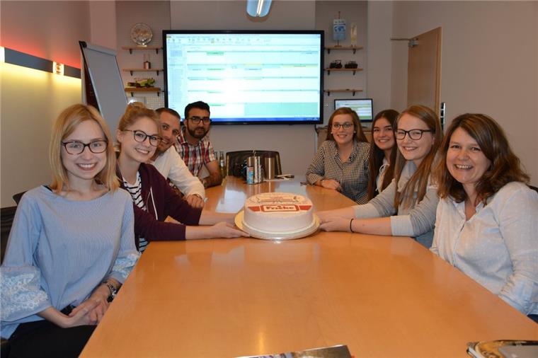 Heeslingen: Azubis feiern einjährigen Blog-Geburtstag Ein Stück Torte essen und nebenbei über die Themen für die nächste Woche sprechen: So lief die letzte Sitzung des Fricke Azubi-Blogs ab. Auf dem Foto sind (von links) Thyra Bahrenburg, Sophie Tilke, Benjamin Luyten, Abdul Zaher Mostafaiy, Myriel Flömer, Tabea Ahrlich, Christin Behrens und Tanja Klindworth.