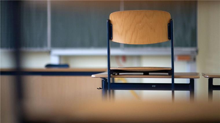 Unterrichtsausfälle wegen Hochwasser und Bauern-Demos Ein Stuhl steht in einem Klassenzimmer auf dem Tisch.