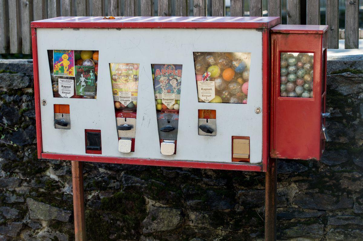 Ein Süßwarenautomat ist Süßigkeiten-Dieben in Tossens zum Opfer gefallen.