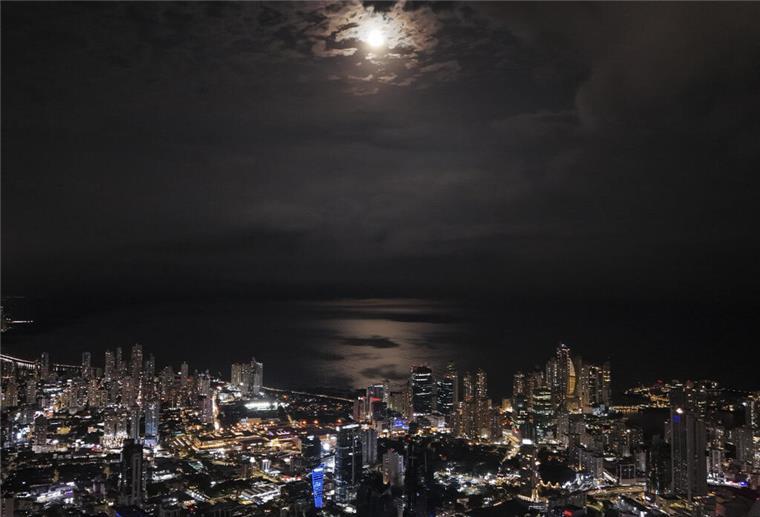 Supermond und partielle Mondfinsternis: So sah das Spektakel am Nachthimmel aus Ein Supermond geht über Panama-Stadt auf.