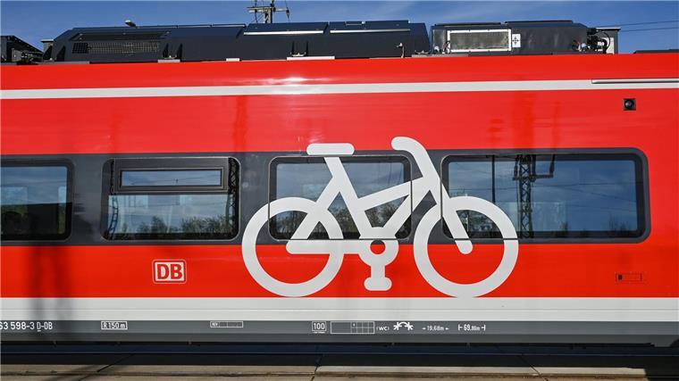 Ein Symbol in Form eines Fahrrades auf einem Zug der Deutschen Bahn signalisiert, dass Fahrräder mitgenommen werden können.