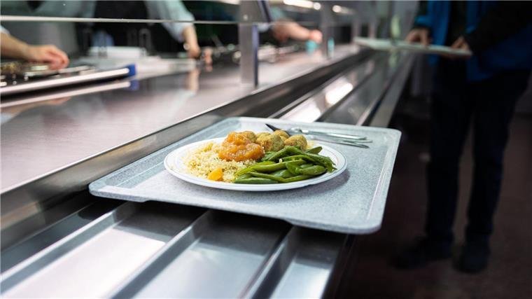 Mehr Essen in Hochschulmensen verkauft Ein Tablett mit Essen liegt bei einer Essensausgabe in der Hauptmensa vom Studentenwerk Hannover.
