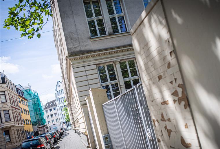 Armbrust-Attentat in Bremerhaven: Opfer ist außer Lebensgefahr Ein Täter hat mit einer Armbrust auf eine Mitarbeiterin des Lloyd Gymnasiums geschossen und sie schwer verletzt.