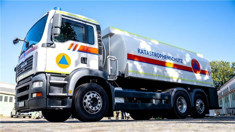 Ein Tanklaster soll Kliniken und Einsätzkräfte im Notfall mit Kraftstoff versorgen.