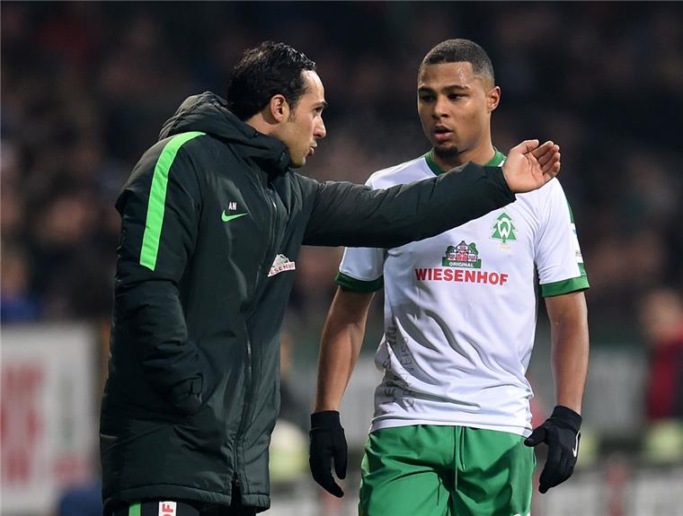 Bremen liefert: 2:0 gegen Mainz Ein Team: Bremens Trainer Alexander Nouri mit Serge Gnabry (rechts), dem Torschützen zum 1:0 gegen Mainz.