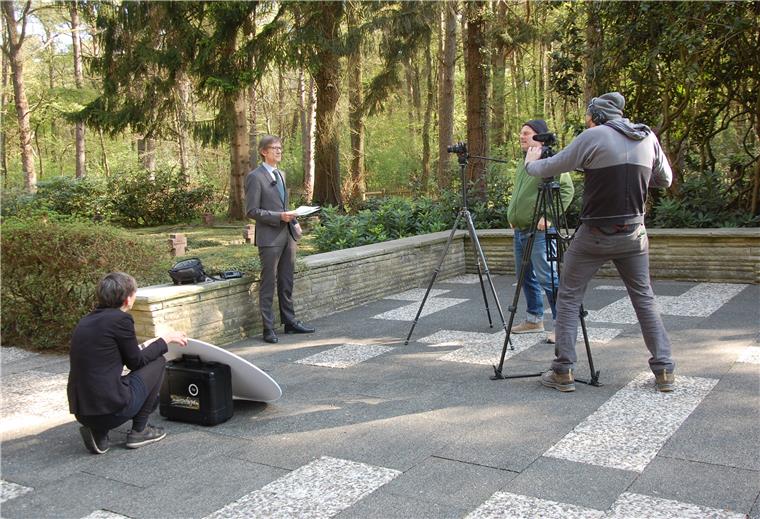 Ein Team filmt Gedenkstättenleiter Andreas Ehresmann bei seiner Begrüßung für die virtuelle Gedenkveranstaltung.
