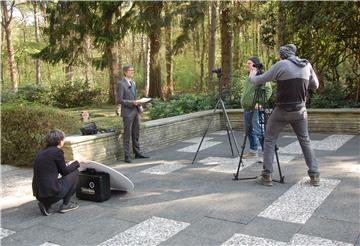 Ein Team filmt Gedenkstättenleiter Andreas Ehresmann bei seiner Begrüßung für die virtuelle Gedenkveranstaltung.
